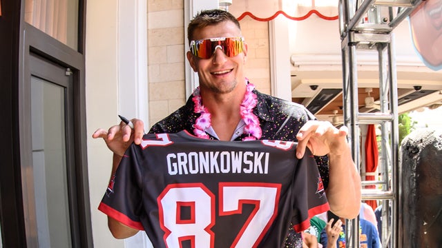 Rob Gronkowski Reacts to Tom Brady's Underwear Thirst Trap Pic