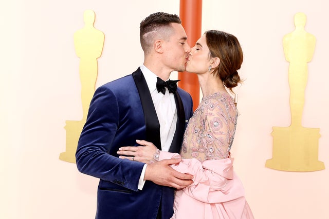  Allison Williams and Alexander Dreymon 