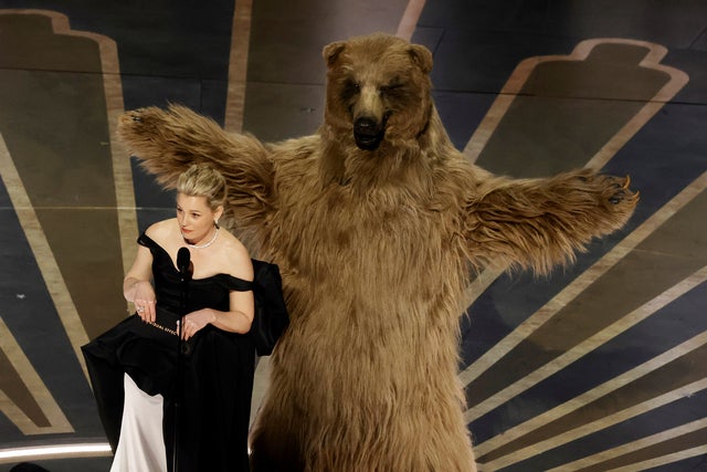 Elizabeth Banks with cocaine bear on stage
