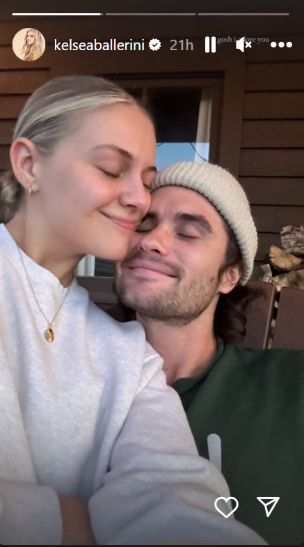 Kelsea Ballerini and Chase Stokes look cute in new selfie 