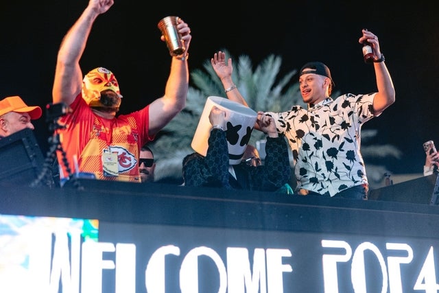 Jason Kelce se veste para a festa com Marshmello e Patrick Mahomes no XS Nightclub dentro do Wynn Las Vegas em 11 de fevereiro_Crédito da foto: Tony Tran_Wynn Las Vegas