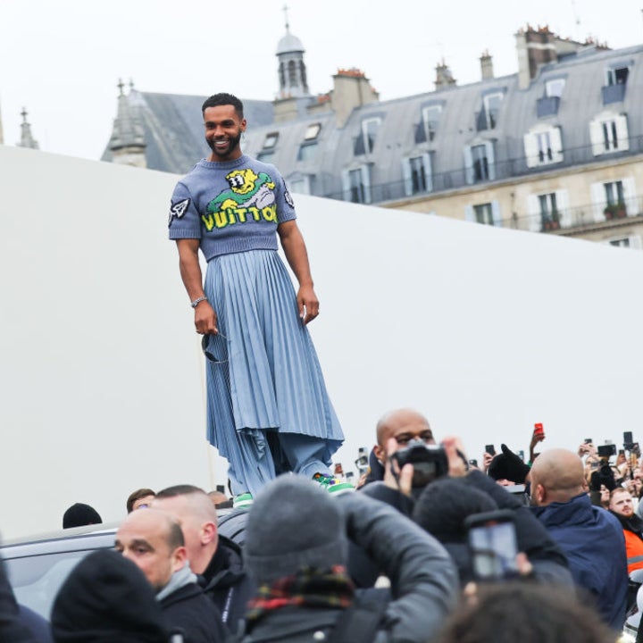 Lucien Laviscount (Emily in Paris) : aperçu en jupe au défilé Louis Vuitton  – Grazia