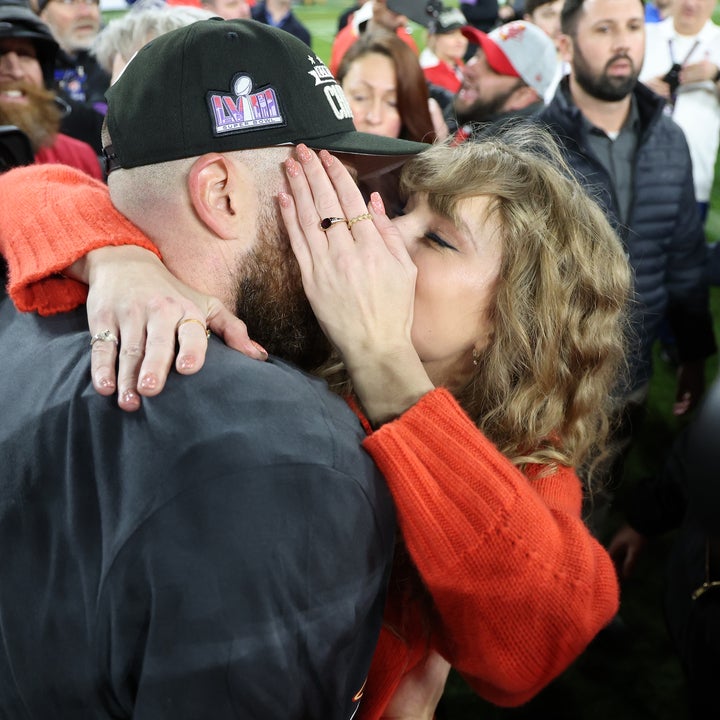 Taylor Swift and Travis Kelce Share a Sweet Kiss After Kansas City Chiefs  Win AFC Championship Game | Entertainment Tonight