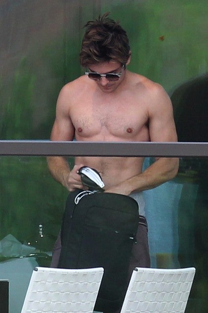 Zac Efron Wears His T-Shirt Inside Out in Hawaii: Photo 3421268, Zac Efron  Photos