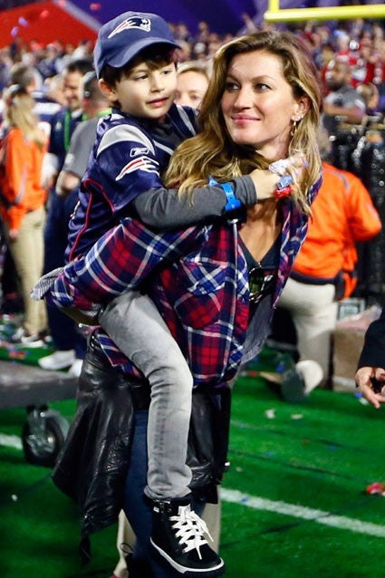 Gisele Celebrates Tom Brady's Super Bowl Win with an Adorable Kiss ...