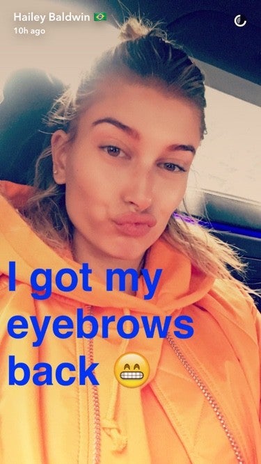 Hailey Baldwin Bleaches Her Eyebrows for London Fashion Week, Dyes Them ...