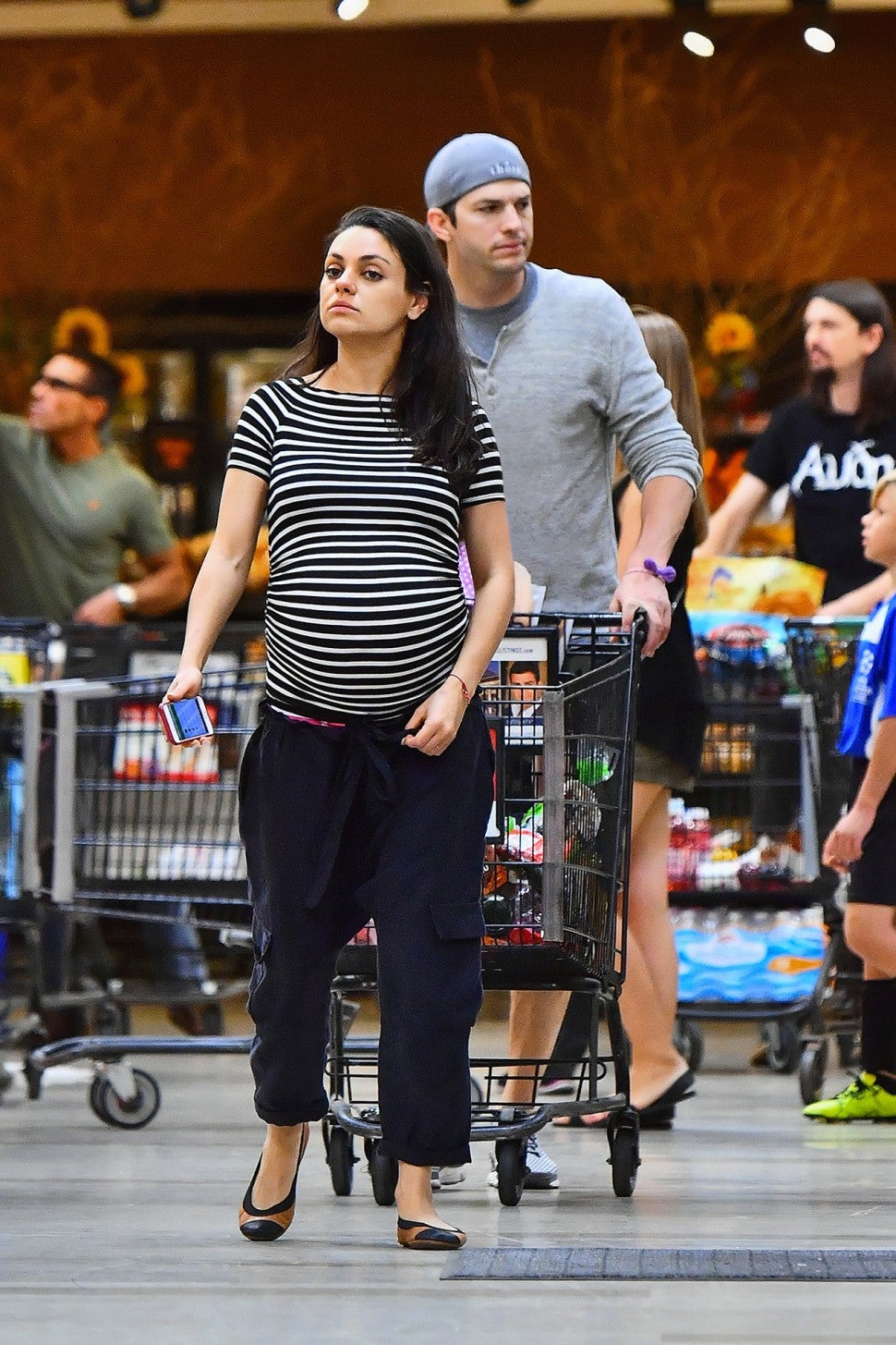 Pregnant Mila Kunis Goes Grocery Shopping With Ashton Kutcher Weeks Before Her Due Date Pics