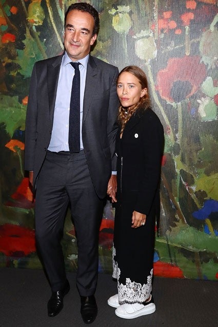 425px x 638px - Mary-Kate Olsen Poses With Husband Olivier Sarkozy in Rare Public  Appearance at 'Nude Art' Party | Entertainment Tonight