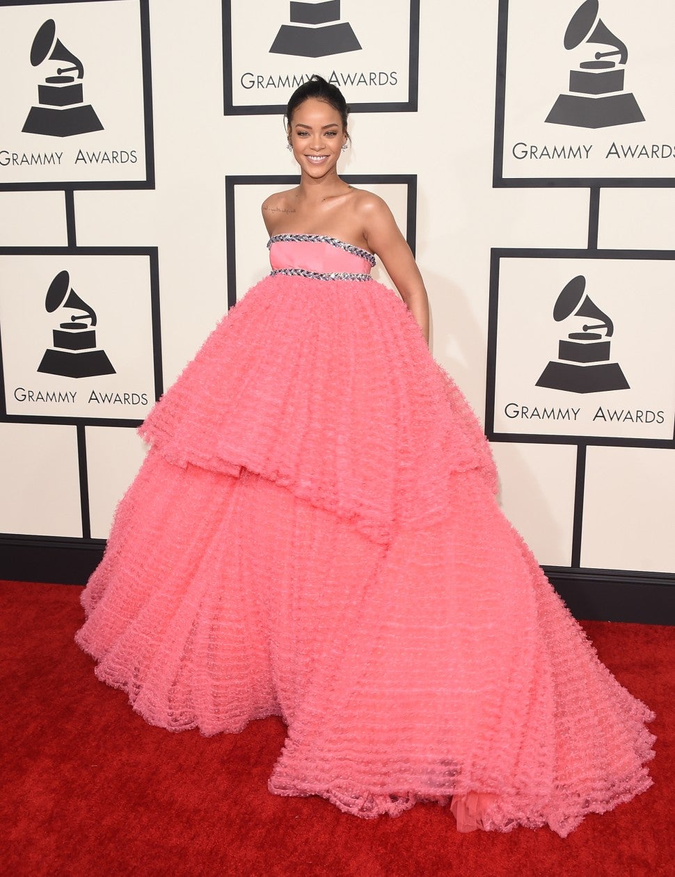 rihanna pink dress grammy 2015