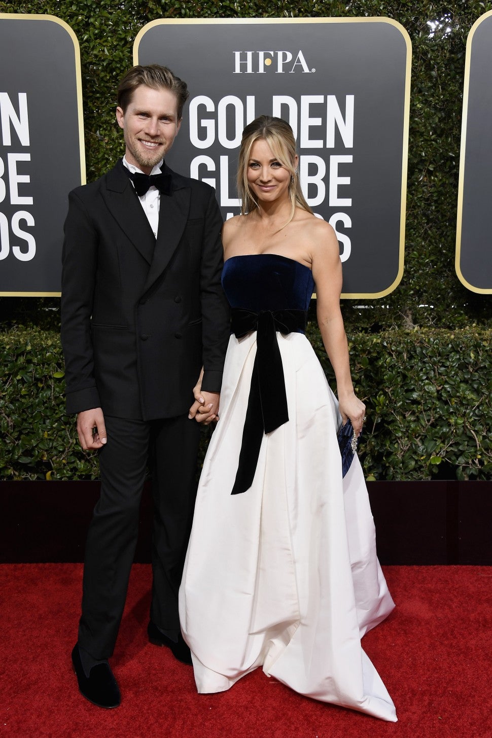 kaley cuoco golden globes 2019 dress