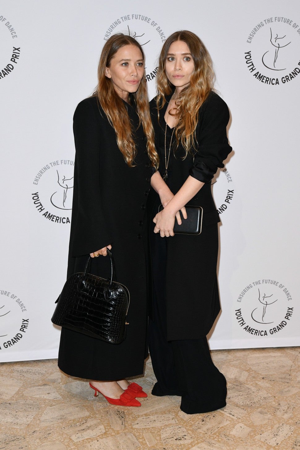 Mary-Kate and Ashley Are Twinning in Public Appearance | Entertainment Tonight
