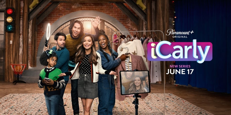 'iCarly' Reboot Set Tour: Miranda Cosgrove and Jerry Trainor Show Off