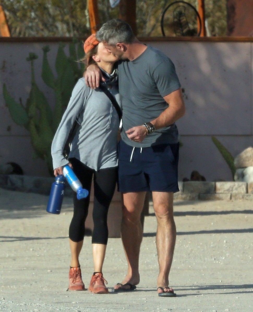 Renee Zellweger And Ant Anstead Spotted Kissing In Laguna Beach Entertainment Tonight
