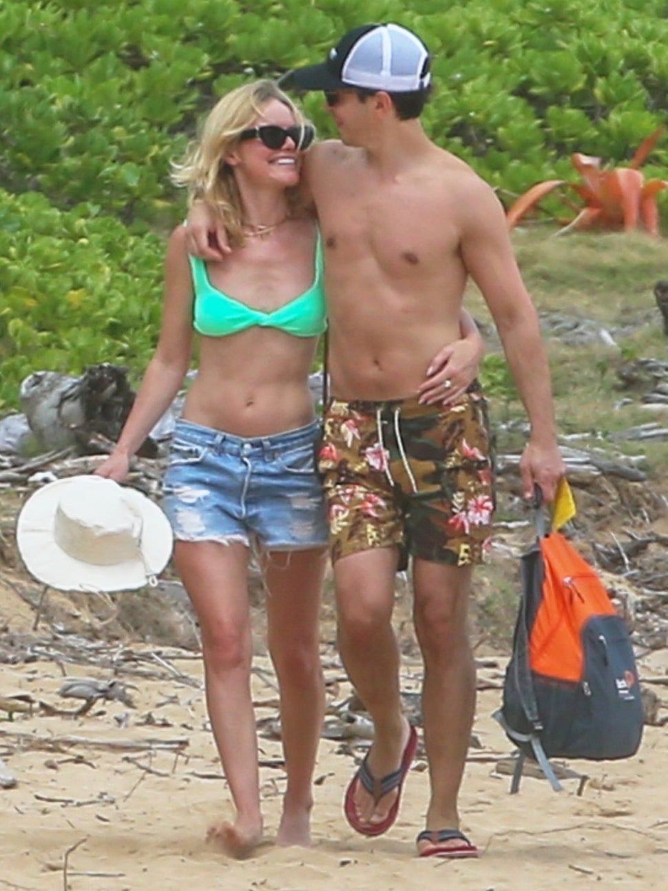 Kate Bosworth And Justin Long Seal Their Romance With A Kiss In Hawaii Entertainment Tonight