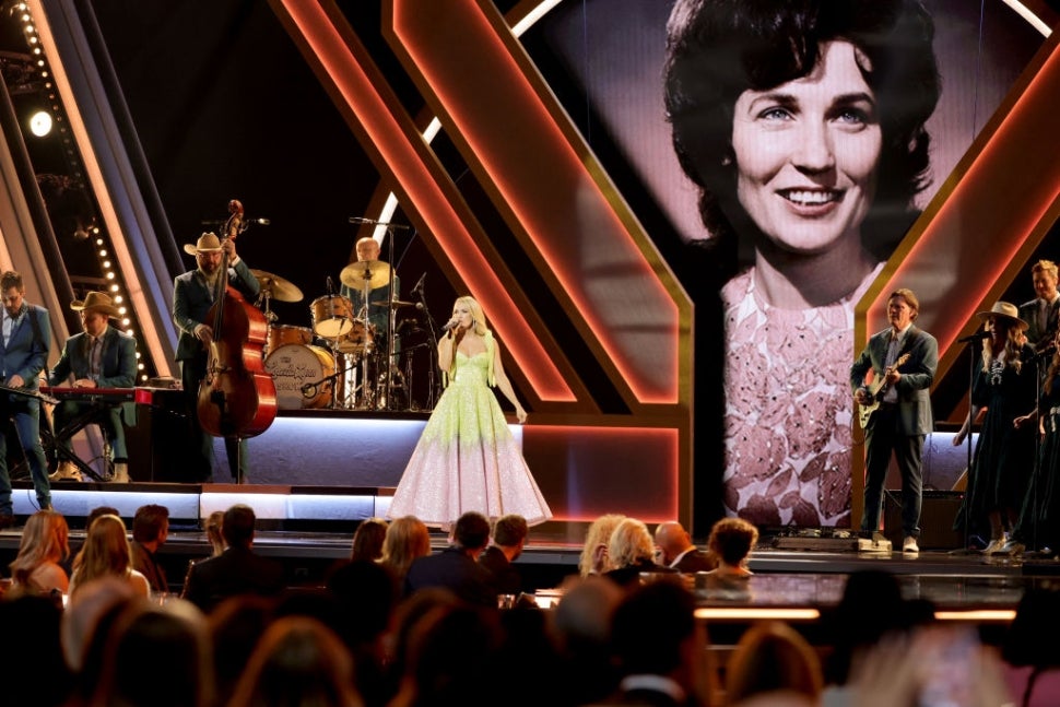 loretta-lynn-remembered-with-stunning-tribute-performance-at-2022-cma