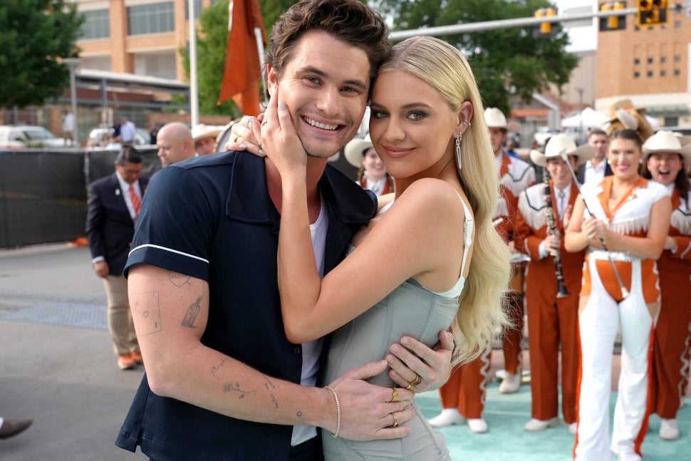 Kelsea Ballerini And Chase Stokes Make Adorable Red Carpet Debut At ...