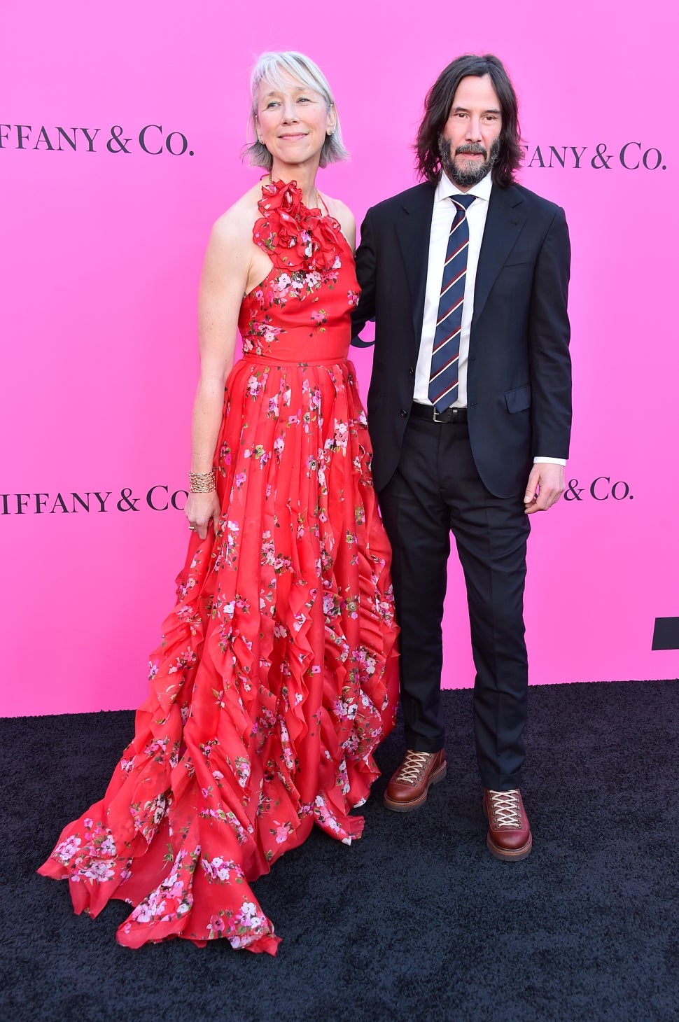 See Keanu Reeves Kiss Girlfriend Alexandra Grant On MOCA Gala Red ...