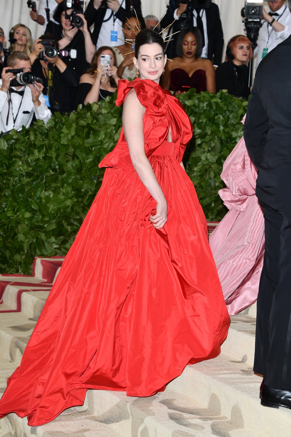 Энн Хэтэуэй в красном пышном платье Valentino на Met Gala 2018