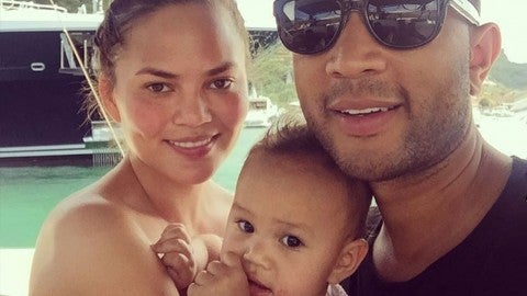 Photo : Chrissy Teigen promène sa fille Luna en poussette dans les