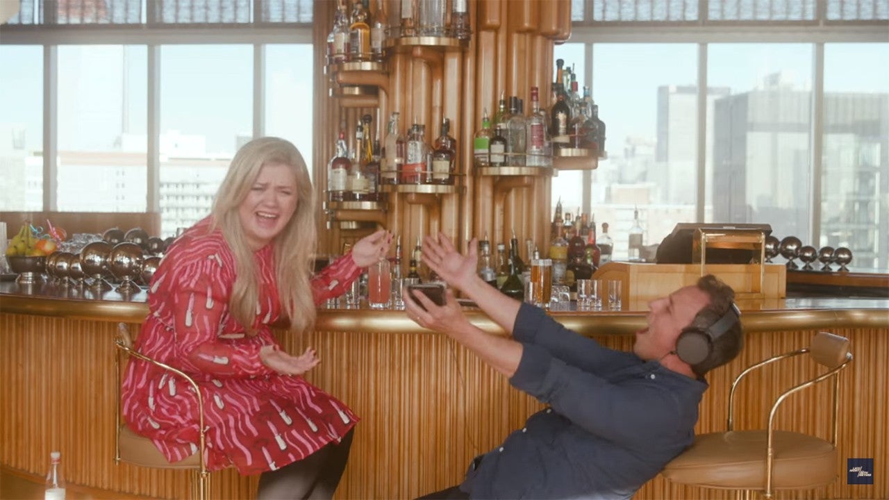 Kelly Clarkson And Seth Meyers Get Insanely Drunk Together In Hilarious Sketch Watch 5920