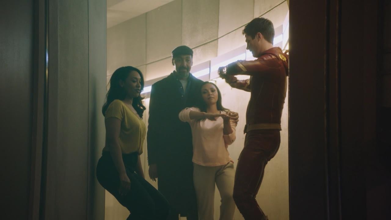 The Flash Cast Can T Stop Screwing Up In Hilarious Season 4 Bloopers Watch Exclusive