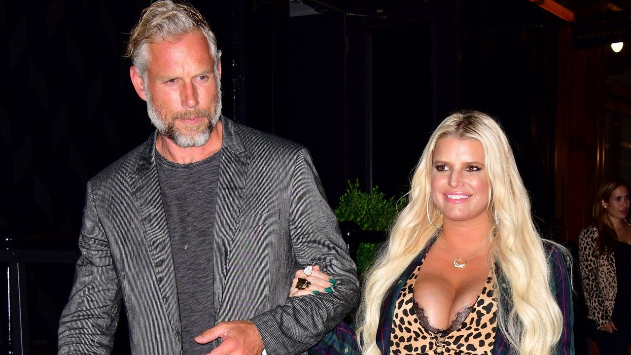 Pregnant Jessica Simpson and Fiancé Eric Johnson Get Caught in the Rain!
