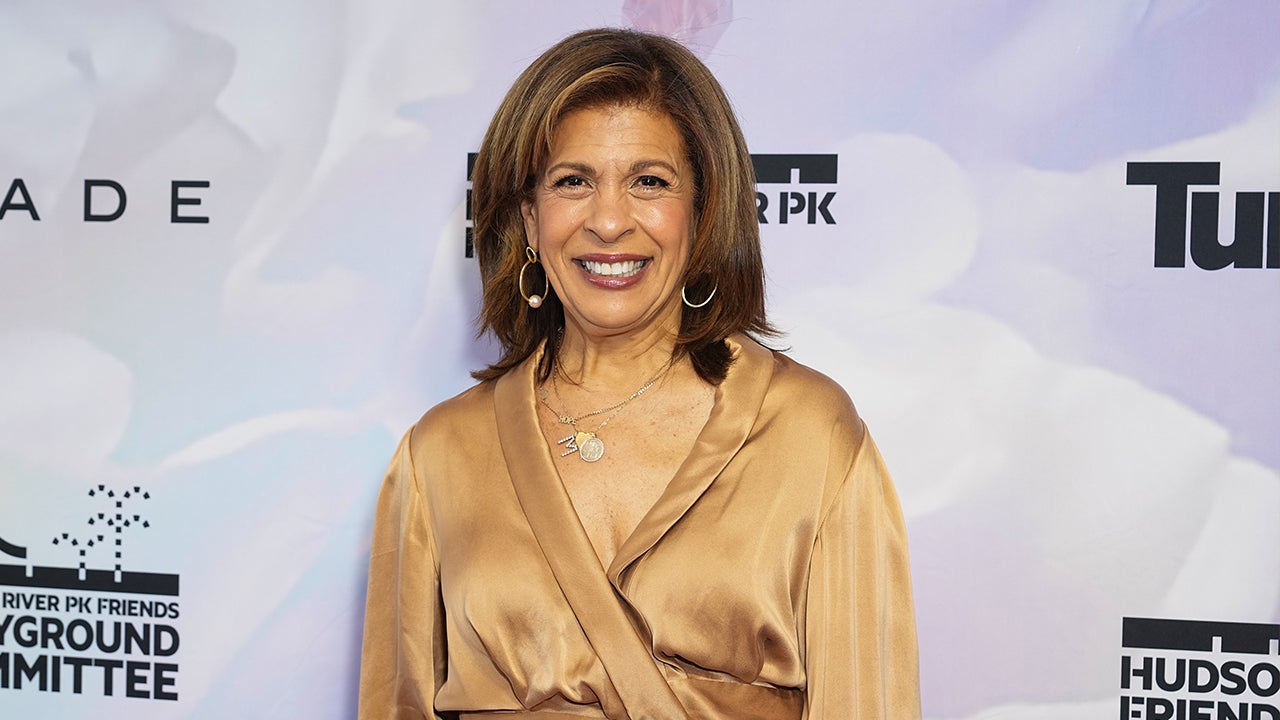 New Photo - Hoda Kotb Fixes Wardrobe Malfunction With a Stapler While Filming 'Today' In Paris