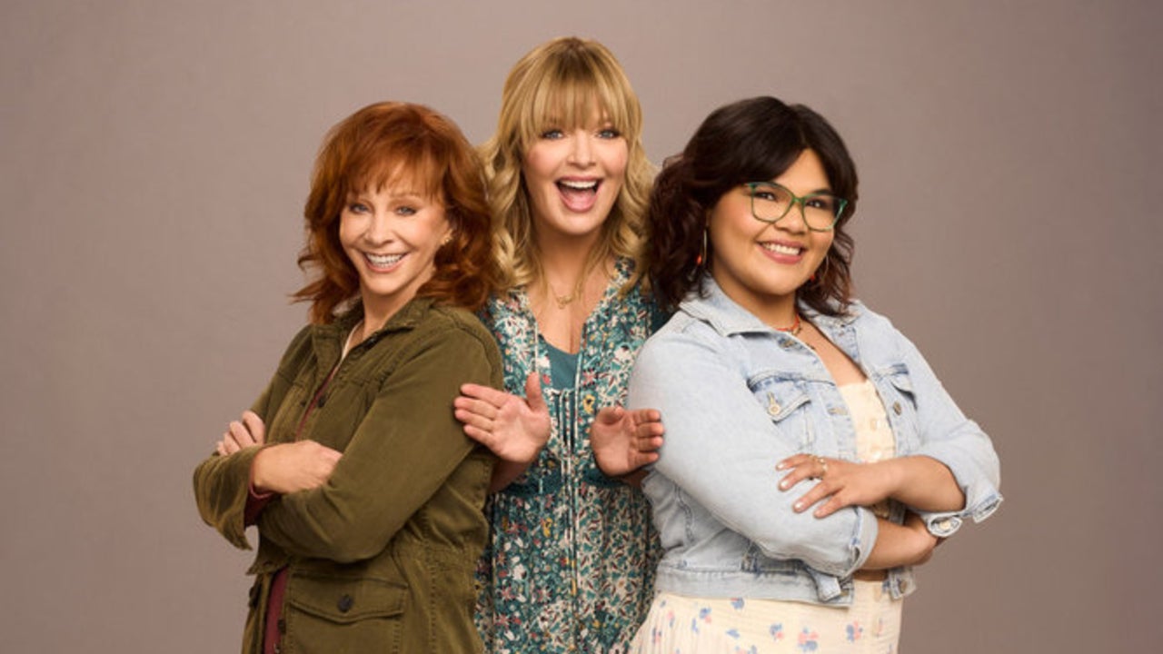 New Photo - Reba McEntire and Melissa Peterman on Reuniting for 'Happy's Place': 'It's Just Easy, It's Like Riding a Bike'