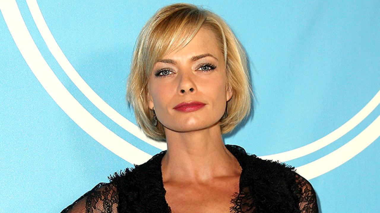 Jaime Pressly dramatically chops her long blonde locks into a short bob