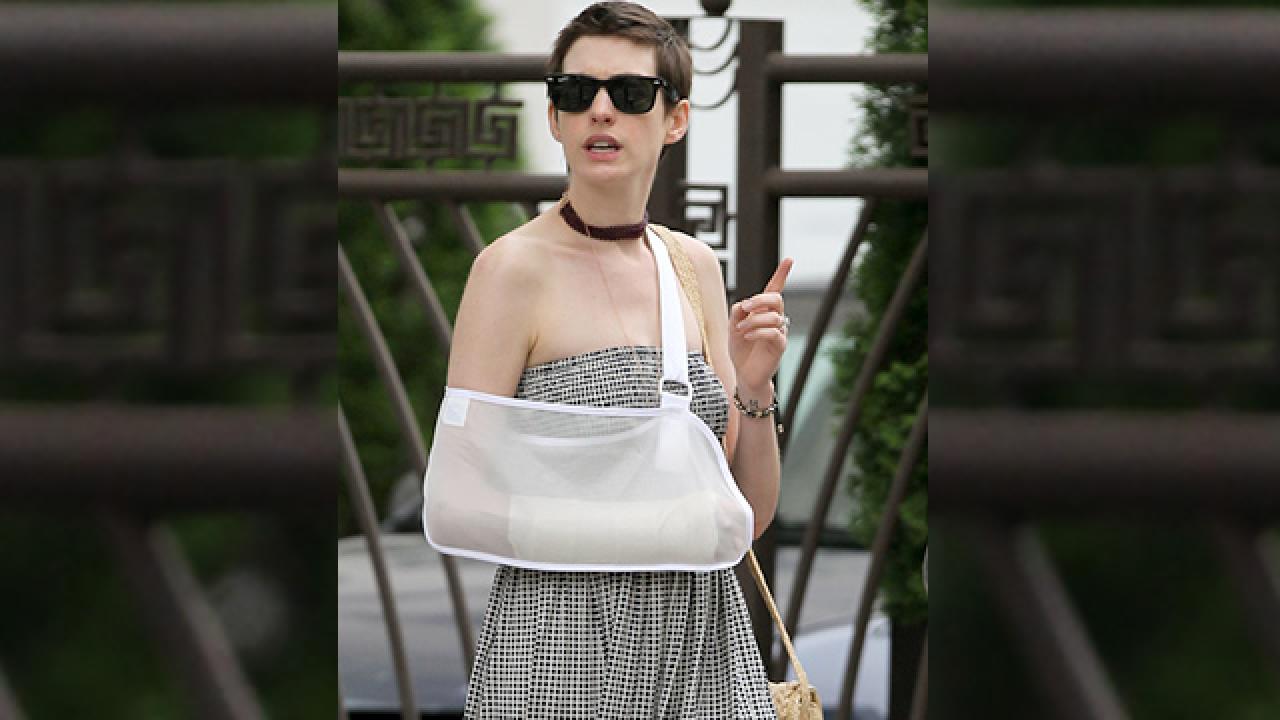 Anne Hathaway: Arm Sling After Wrist Injury: Photo 2668441