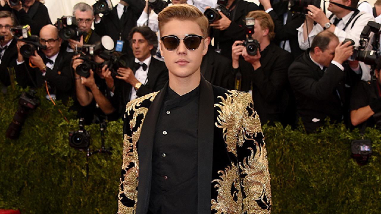 Justin Bieber and Selena Gomez at the 2015 MET Gala  Selena gomez, Selena  gomez photos, Selena gomez hair