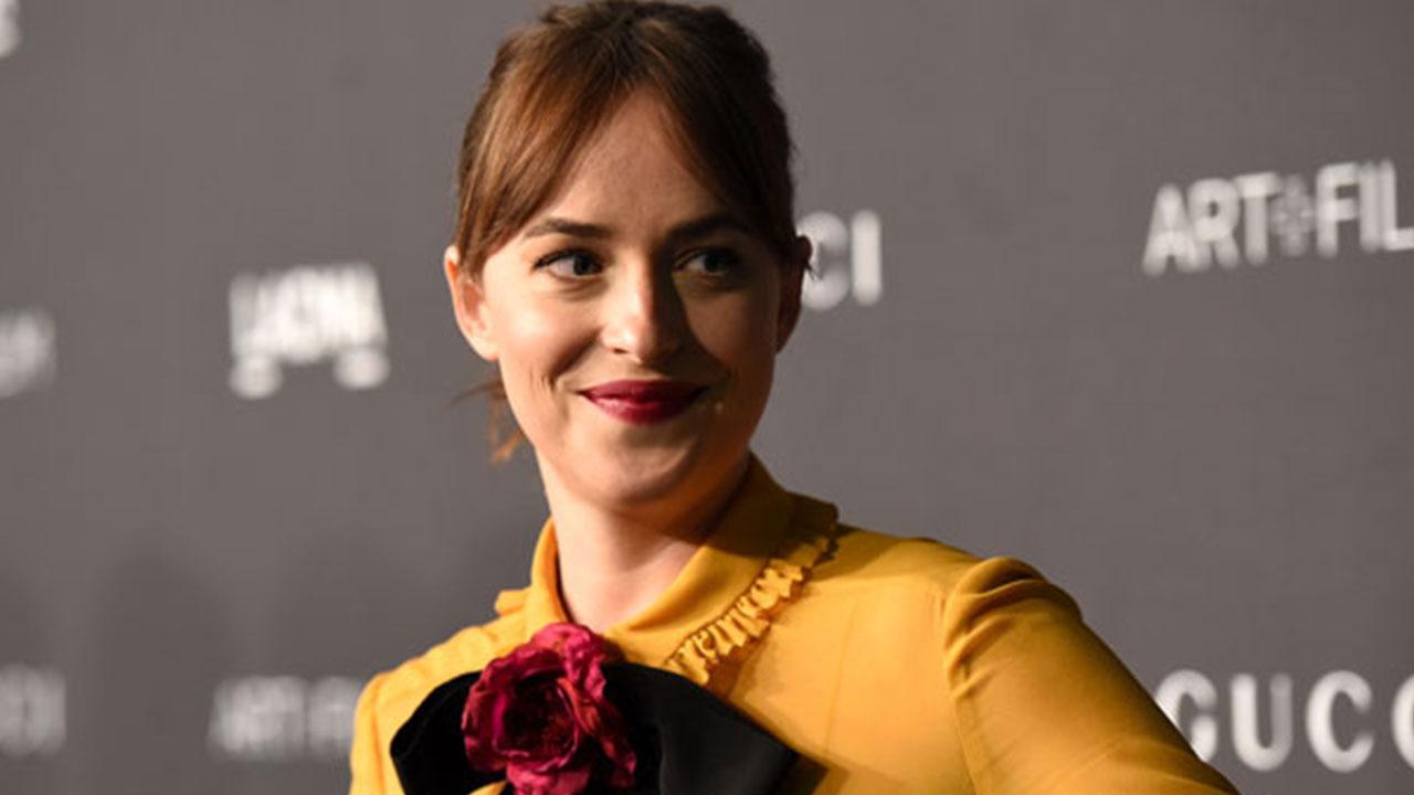 Dakota Johnson Has An Onstage Wardrobe Malfunction Thats Fifty Shades Of Awkward 