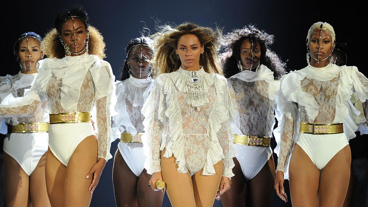 Beyonce Helps Surprise Backup Dancers With Epic On Stage Proposal