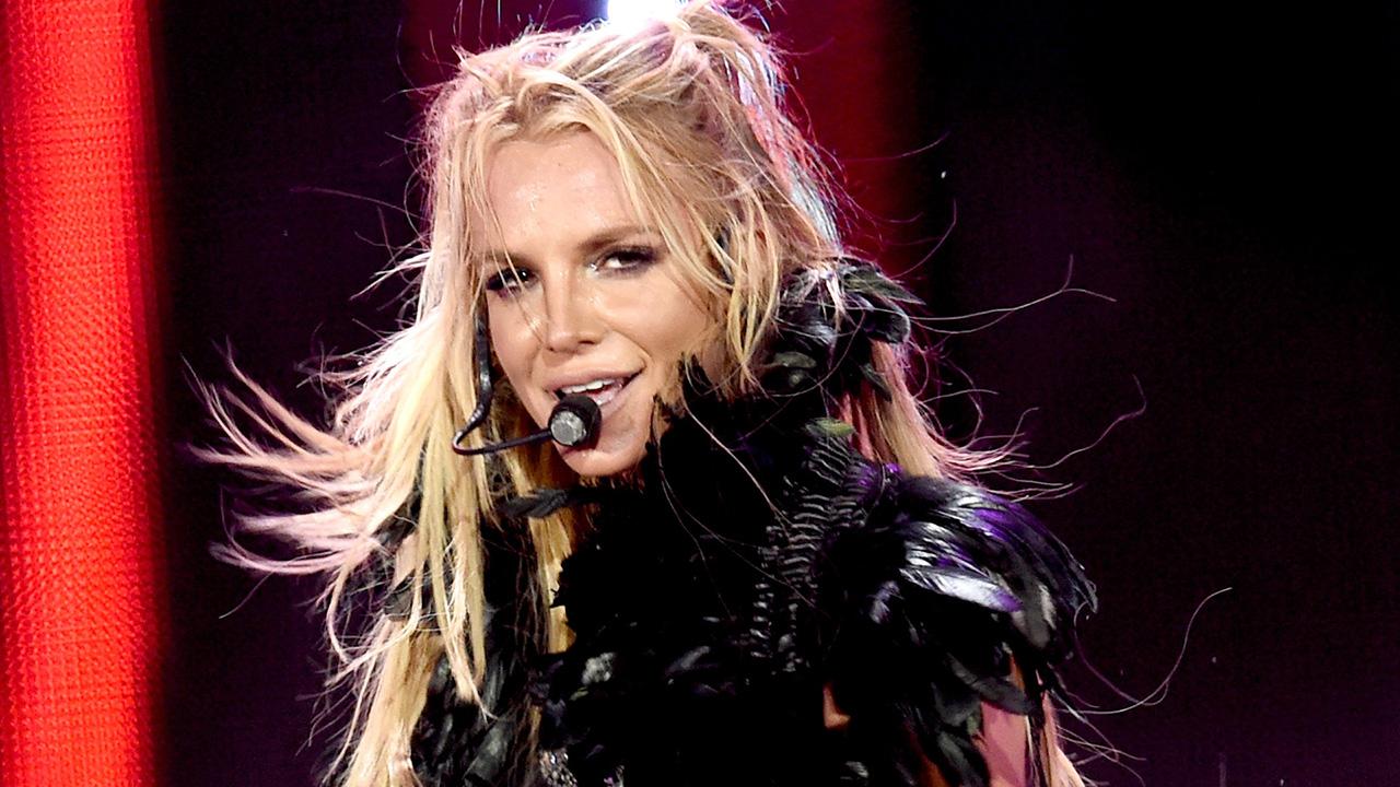 Britney Spears Suffers Major Wardrobe Malfunction On Stage Watch Her Dancers Rush To Help 1613