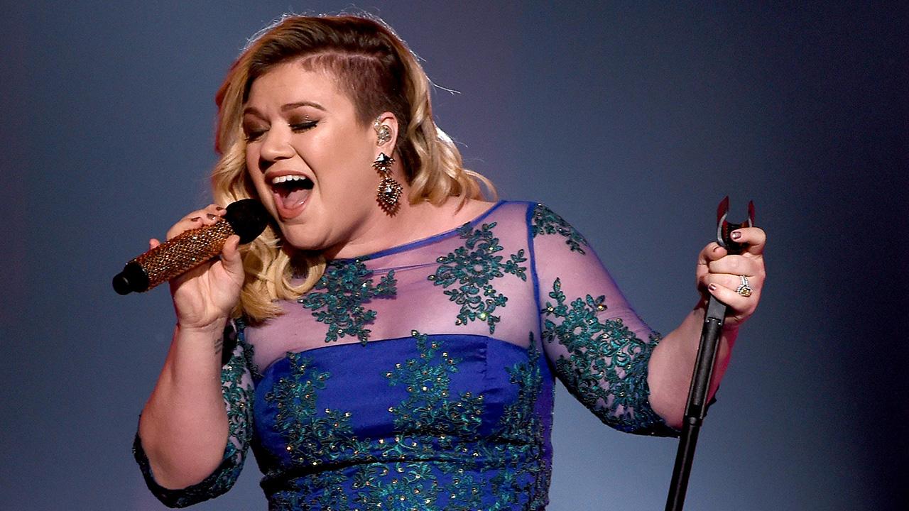 Kelly Clarkson Cant Stop Crying After Touching Performance By The Voice Contestant 6661