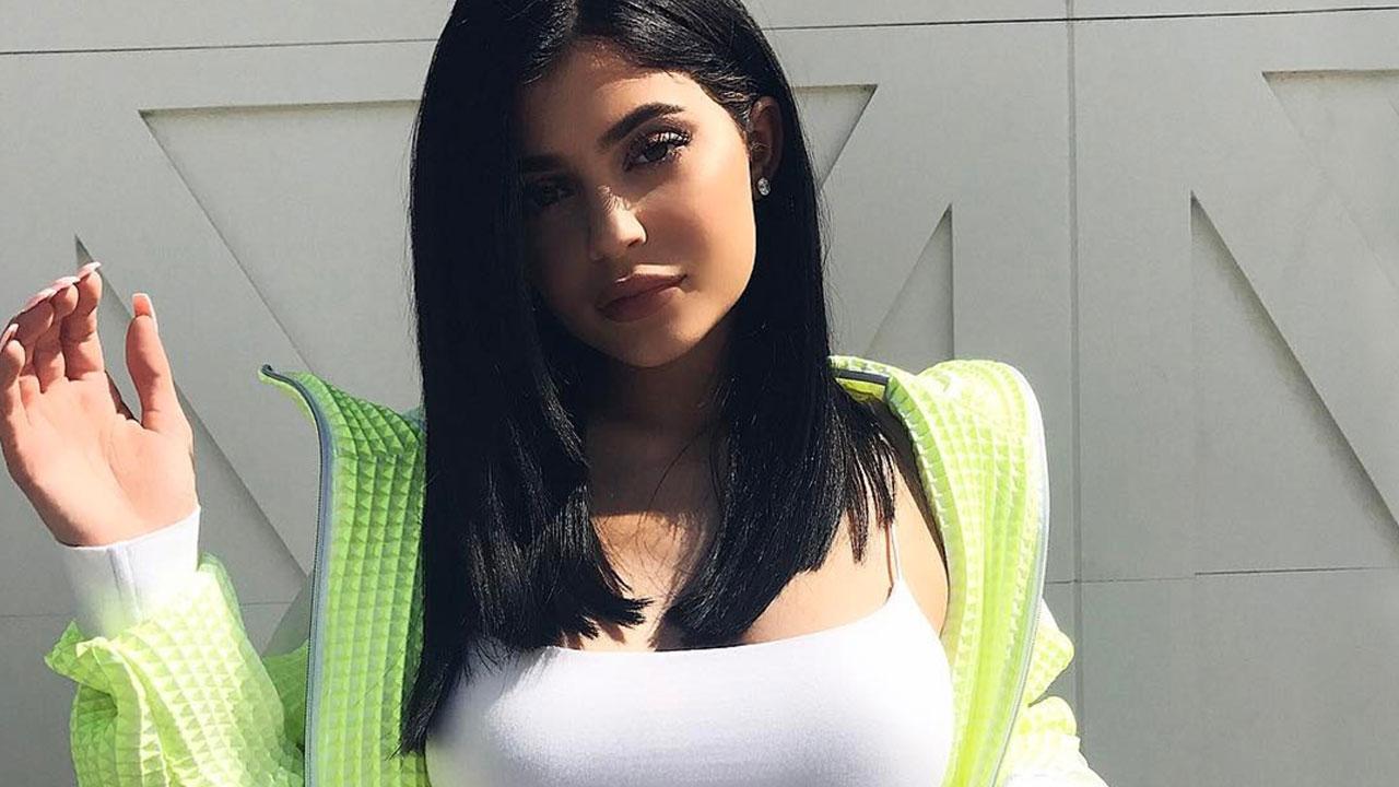 Kylie Jenner Flaunts Her Hourglass Figure In Neon Athleisure Wear Entertainment Tonight 