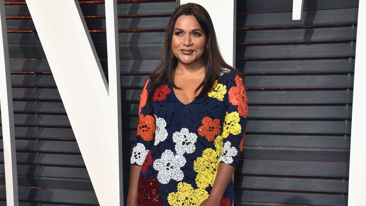 Mindy Kaling Weighs The Pros And Cons Of Dating Brad Pitt In Game Of ...