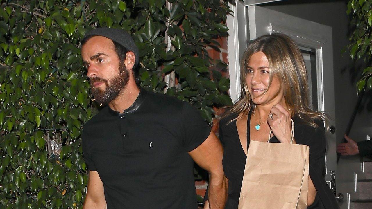 Jennifer Aniston Is a Glowy Goddess During Night Out With Justin ...