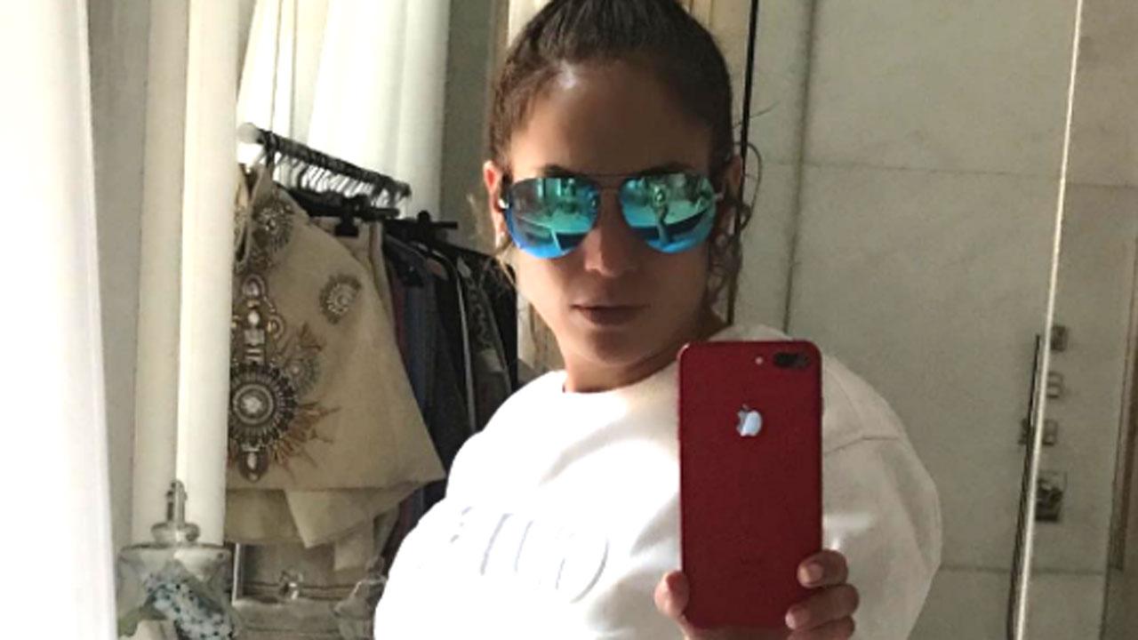 Jennifer Lopez Shuts Down Commenters Who Claim Her Ab Selfie Was ...