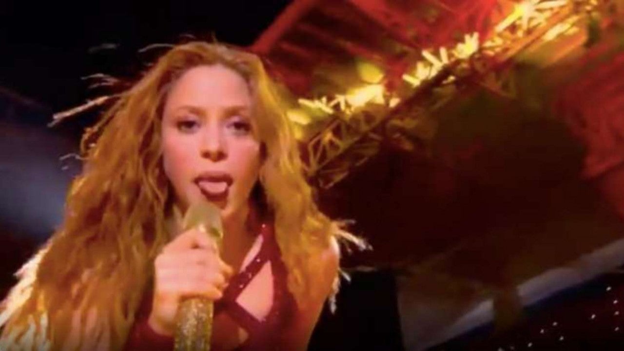 shakira-s-tongue-inspires-biggest-super-bowl-meme-here-s-the-meaning