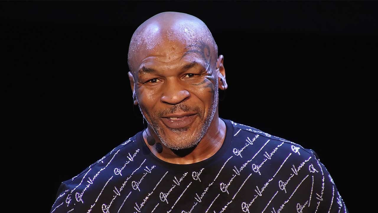 Mike Tyson Rips Off His Shirt To Show He S Lost 100 Pounds During Live   Tyson 