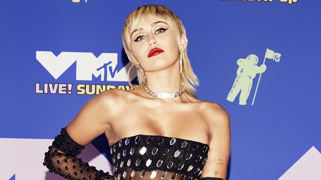 Featured image of post Super Bowl Miley Cyrus 2021 / Here&#039;s everything we know about her super bowl sunday is almost here, and everyone&#039;s eagerly waiting to see just how spectacular this year&#039;s event will be.