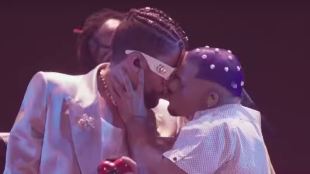Man Fuck Buffalo Bunni - Bad Bunny Kisses Male Backup Dancer During 2022 MTV Video Music Awards  Performance | Entertainment Tonight