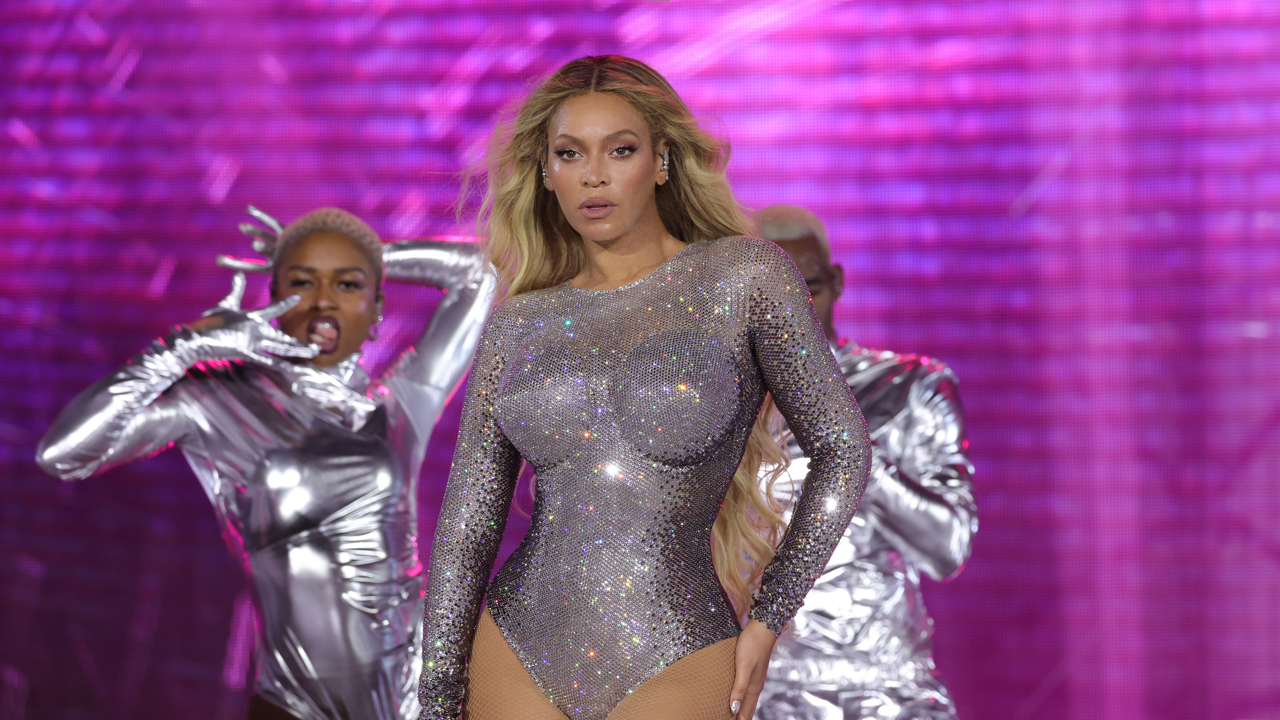 Beyoncé Suffers Audio Malfunction on Stage While Performing 'Alien Superstar' 