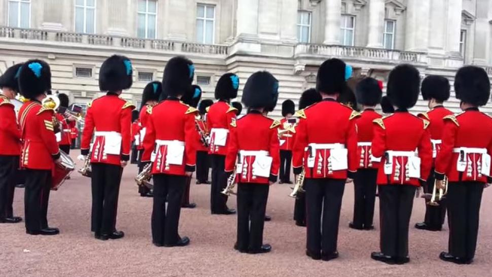 The Queen's Guard Performs 'game Of Thrones' Song! (watch 