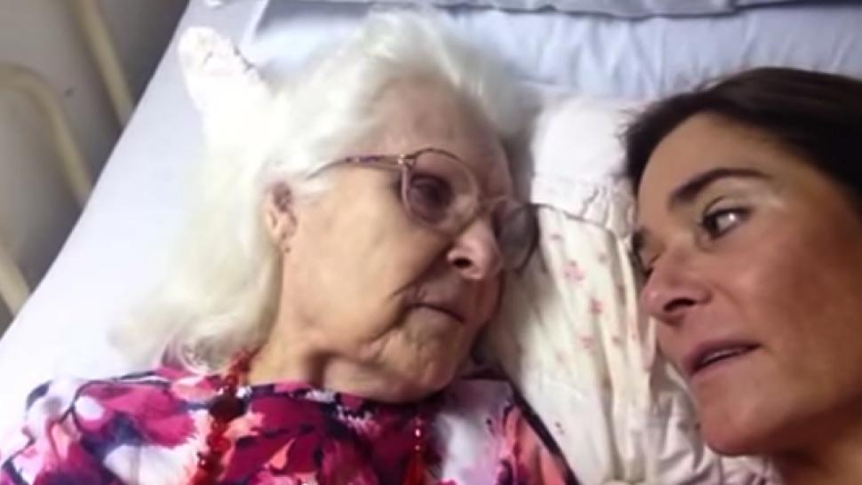 Watch The Heartwarming Moment A Mother With Alzheimers Recognizes Her Daughter Again