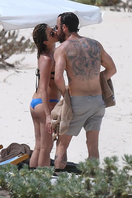 425px x 638px - Inside Jennifer Aniston & Justin Theroux's Sexy, Romantic Beach Vacation |  Entertainment Tonight
