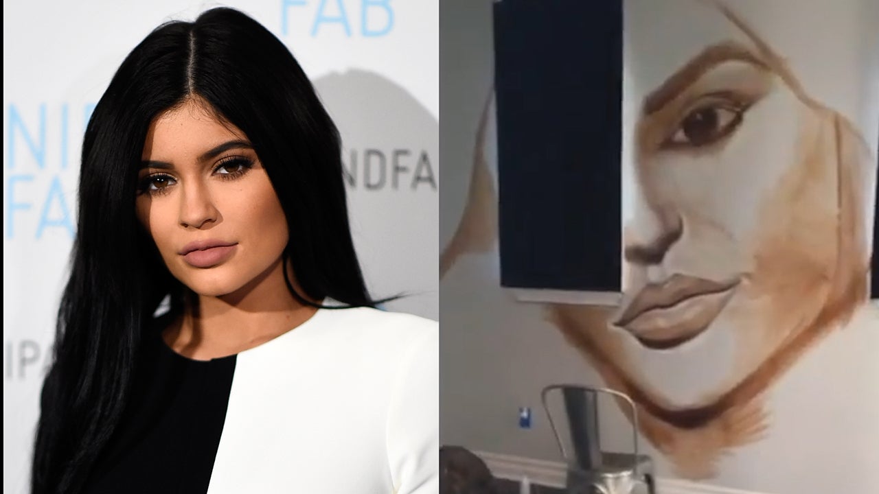 Kylie Jenner Totally Has a Giant Mural of Her Own Face in Her Mansion ...