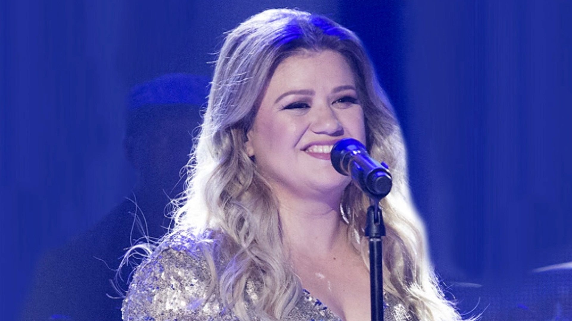 Kelly Clarkson Gets Hilariously Tipsy: Watch!