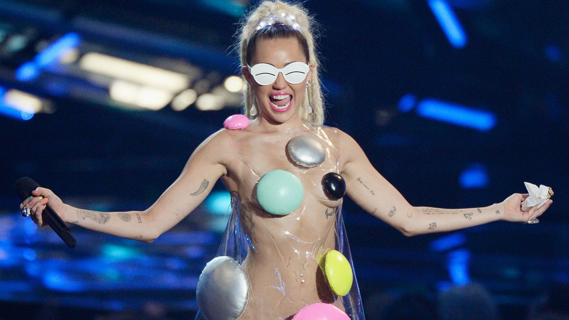 Hidden Cam Voyeur Miley Cyrus - Miley Cyrus Exposed Her Nipple Live During the 2015 VMAs! | Entertainment  Tonight